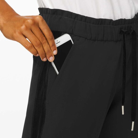 NWOT RARE Lululemon Velvet Trim On the Fly Jogger in Black, Size 8 - Picture 11 of 14